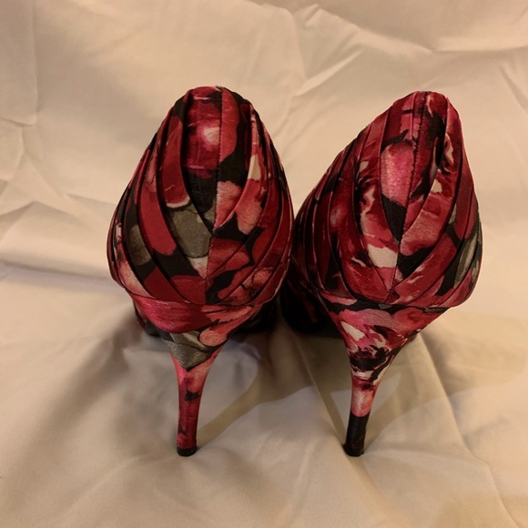 White House Black Market Floral cloth shoes - Picture 4 of 8